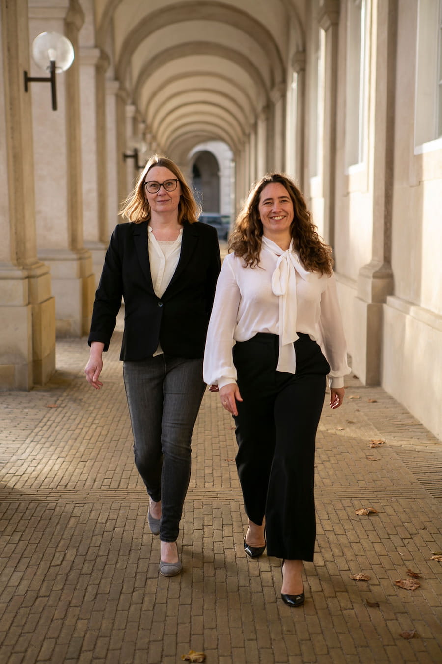 blog-billede-pladsholder Lene Stampe og Randi Rich arbejder sammen om lederudvikling. Her går de i buegangen på Christiansborg