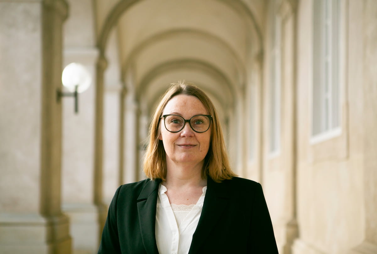 placeholder-image Mediator og rådgiver i konflikthåndtering Lene Sampe står i søjlegangen på Christiansborg